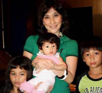 Shelomita Berpose Bersama Buah Hati