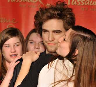 Robert Pattinson Jadi Patung Lilin