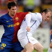 Messi dan Rooney Berebut Sepatu Emas