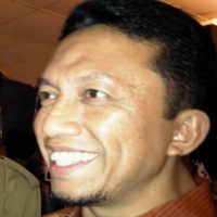 Tifatul Sumbang 6 Ton Beras ke Korban Banjir Karawang