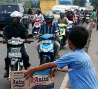 Anak Korban Banjir Minta Sumbangan