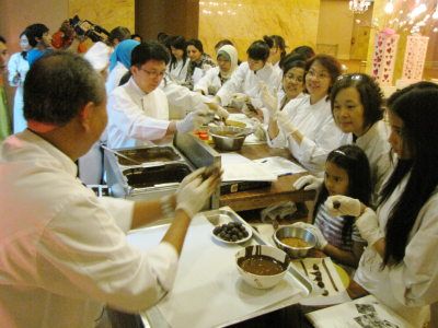 Asyiknya Bermain Dan Membentuk Cokelat!