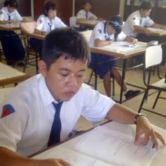 Hari Pertama UN Tingkat SMP di Surabaya