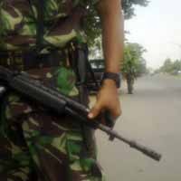 Petugas Bersenjata Laras Panjang Perketat Tanggul Lumpur