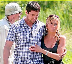 Bokong Jennifer Aniston Disentuh Gerard Butler