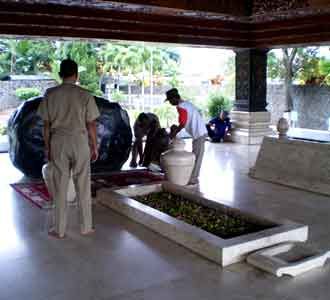 Nisan Makam Bung Karno Digeser