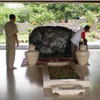 Keluarga Geser Nisan Makam Bung Karno