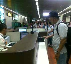 Lolos dari Antrean Imigrasi Bandara Cengkareng dengan Wajah Bete