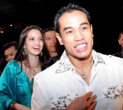 Ardi Bakrie Menari-nari Usai Siraman