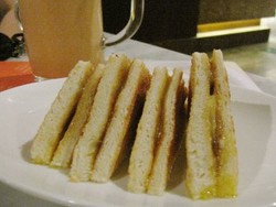 Terjerat Wangi Kopi dan Manisnya Kaya Toast!