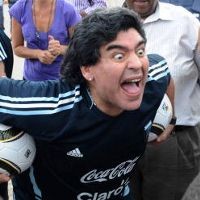 Wajah Digigit Anjing, Maradona Dioperasi