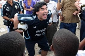 Wajah Digigit Anjing, Maradona Dioperasi