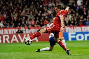 Gol Telat Olic Tundukkan MU