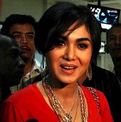 Yuni Shara Merasa Wajar Pertanyakan Usia Anak Raul Lemos