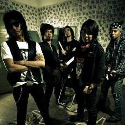 Eksis Lagi, Seurieus Pelan-pelan Lepas Bayangan Candil