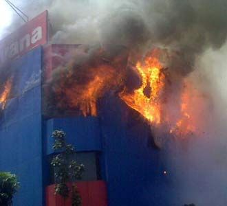 Kebakaran di Ramayana Membesar