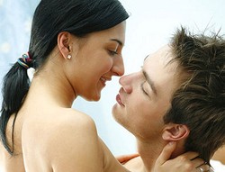 Tiga Posisi Bercinta yang Berisiko 