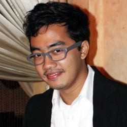 Dennis Adhiswara Harus Berubah Sekurus Aming