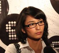 Tyas Mirasih Berkacamata