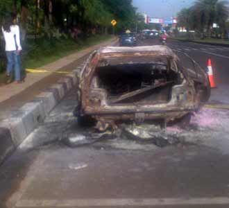 Sedan Terbakar di Cibubur