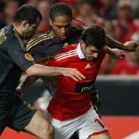 Dua Gol Penalti Tundukkan 10 Pemain Liverpool