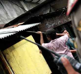 Puluhan Bangunan Liar Dibongkar