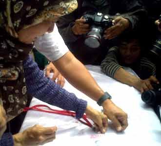 Aksi Cap Jempol Darah Bendera