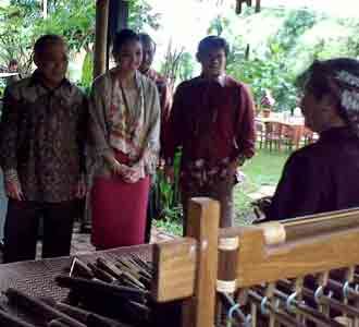 Menkop Kunjungi Saung Angklung Udjo