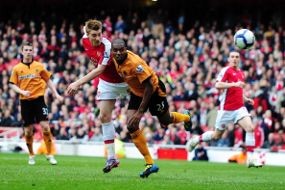 Bendtner Menangkan Arsenal