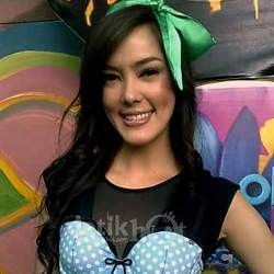 Cathy Sharon Tegang Jika Berpose Seksi 