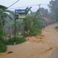 Hujan Deras Membuat Akses ke Lokasi Sulit
