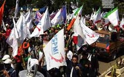 Diguyur Hujan Deras, Pendemo Berteduh, Lalin Mulai Lancar