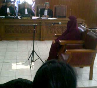 Sidang Putri Munawaroh Ditunda