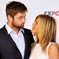 Sentuh Bokong Jennifer Aniston, Gerard Butler Ngaku Nakal 