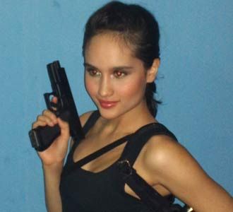 Cinta Laura Bergaya Lara Croft