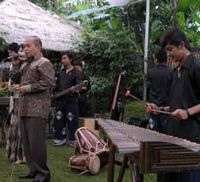 Syarief Hasan Bernyanyi Diiringi Angklung