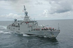 KRI Fatahilah-361 Amankan Dua Kapal Muat kayu 