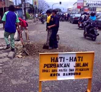 Lubang di Jalan Kiaracondong Ditambal