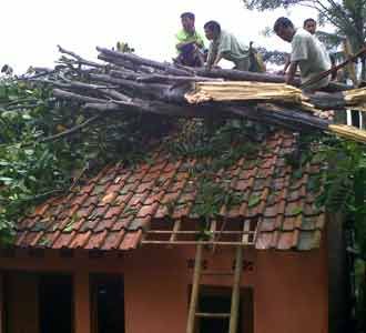 Puting Beliung Terjang Girimekar