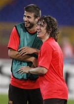 Bendtner Berharap dari Absennya Puyol-Pique