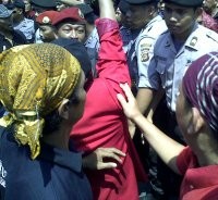 Massa PDIP Nyaris Baku Hantam dengan Polisi