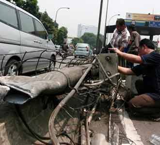 Ditabrak Truk, Menara Seluler Roboh