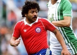 Caszely, yang Pertama Dikartumerah