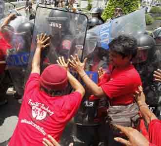 Massa Baju Merah-Polisi Bentrok