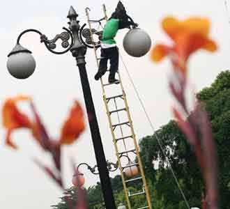 Merawat Lampu Kota