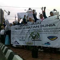 Hari Kesehatan International, Mahasiswa Bagi-bagi Pohon