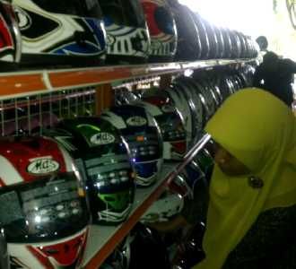 Helm SNI Diburu, Non SNI Ditinggalkan