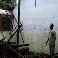 Hujan Disertai Angin, Gedung SD di Lamongan Ambruk 