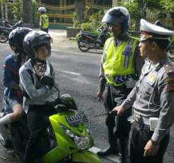 Polisi Gelar Razia dan Sosialisasi Helm SNI, Bikers Terkejut