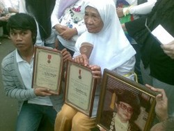 Bawa Foto Suami, Janda 81 Tahun Ikut Demo 